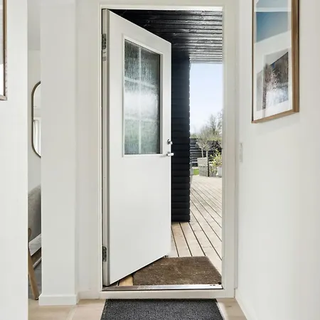Bright Summer House With Pool In 度假居 *