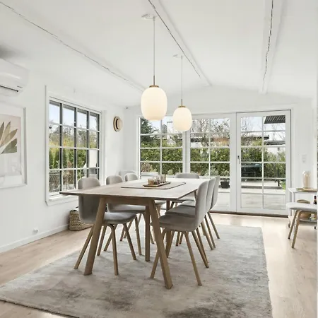 Semesterbostad Bright Summer House With Pool In *