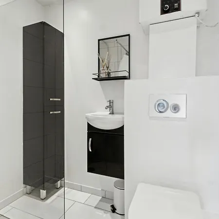 Semesterbostad Bright Summer House With Pool In