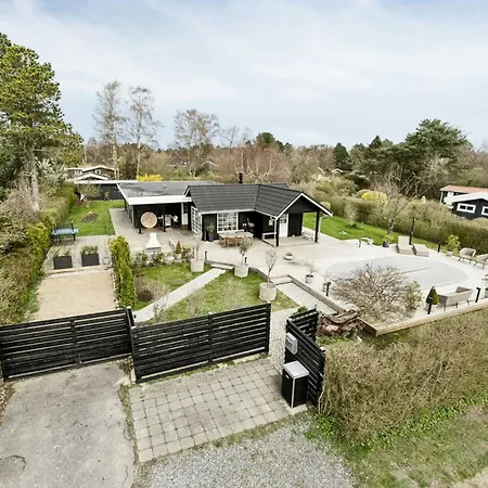 Bright Summer House With Pool In Semesterbostad