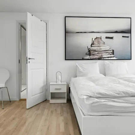 Semesterbostad Bright Summer House With Pool In