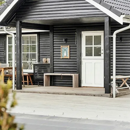 Semesterbostad Bright Summer House With Pool In *