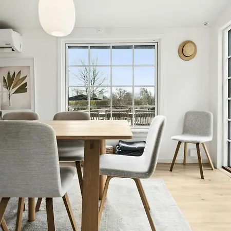 Bright Summer House With Pool In Semesterbostad