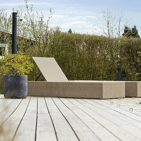 Bright Summer House With Pool In Semesterbostad