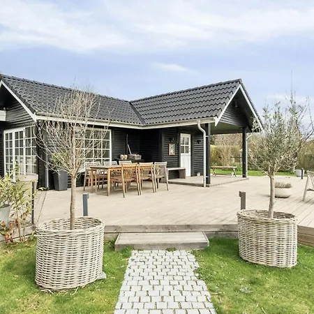 Bright Summer House With Pool In Semesterbostad