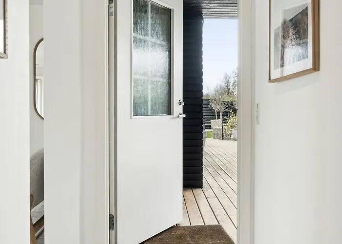 Bright Summer House With Pool In 度假居 *