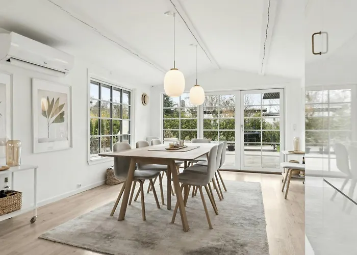 度假居 Bright Summer House With Pool In *