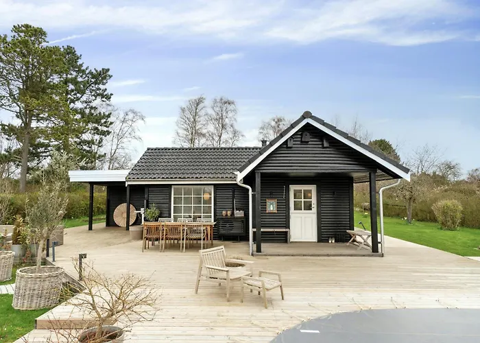 Bright Summer House With Pool In Ferienhaus