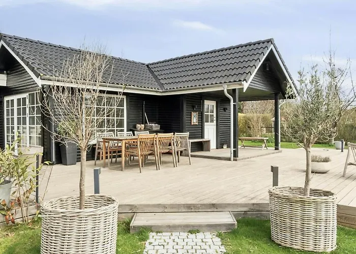 Bright Summer House With Pool In 度假居